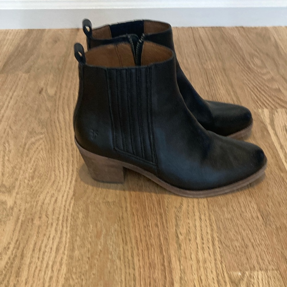 Frye black size 7.5 very good condition, worn only a handful of time